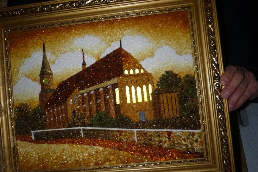 Картину из янтаря признали контрафактной из-за изображения Кафедрального собора