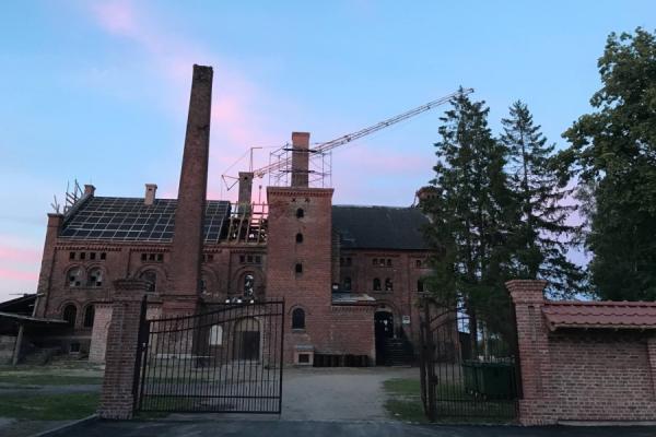 «Плюс французский балкон»: пивоварню Бланкенштайна в Полесске закрывают черепицей (фото)