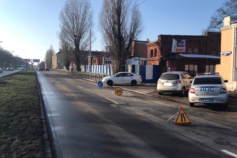 В Калининграде водитель мопеда без шлема и прав врезался в «Шкоду»