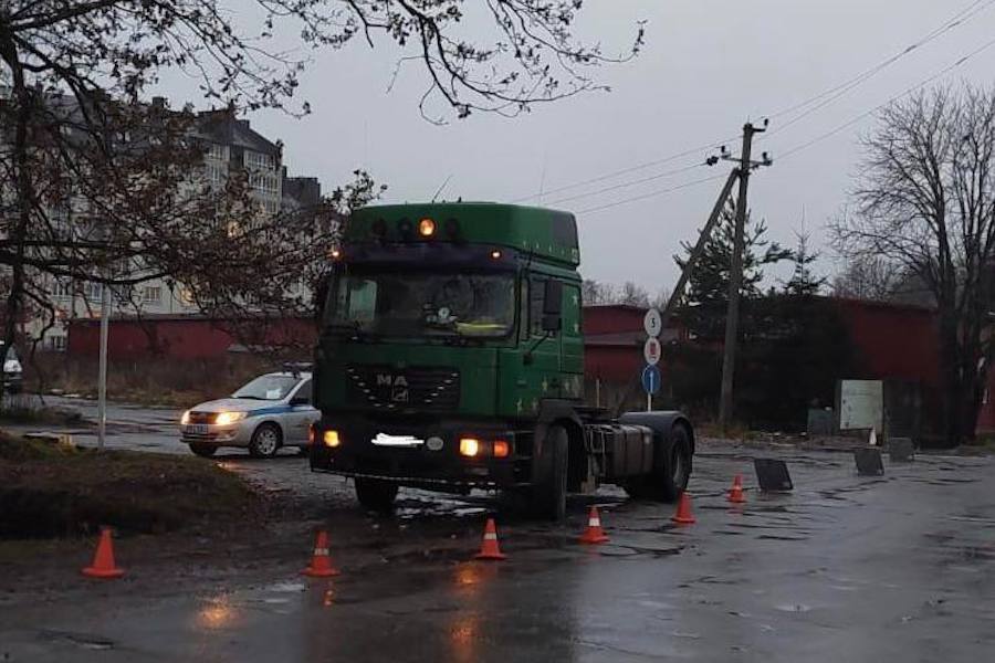 В Васильково большегруз сбил пешехода на обочине (фото)