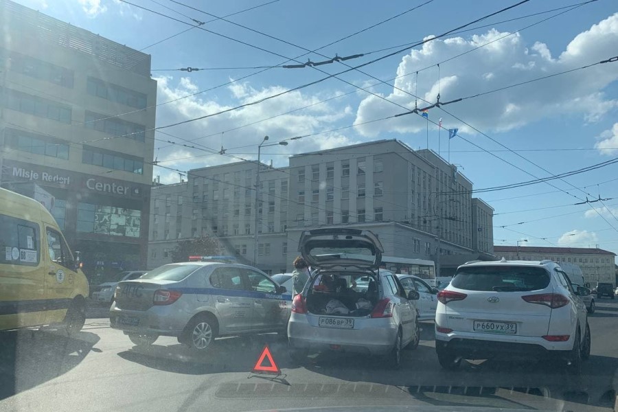 Окрестности площади Победы «встали насмерть» из-за ДТП (фото)