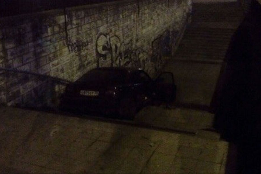 В Калининграде иномарка спустилась в подземный переход (фото)