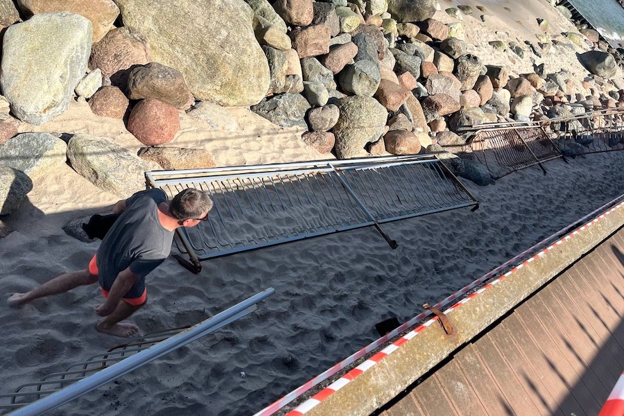 На променаде у госрезиденции в Пионерском обрушилось несколько метров перил (фото)