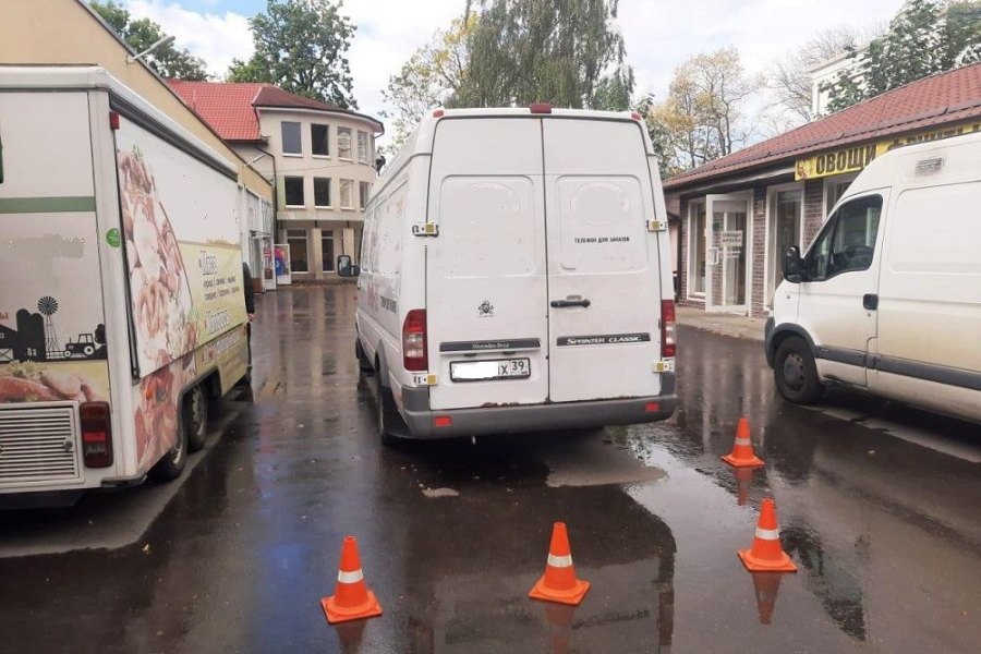 В Зеленоградске на рынке водитель «Мерседеса» сдавал назад и сбил пешехода