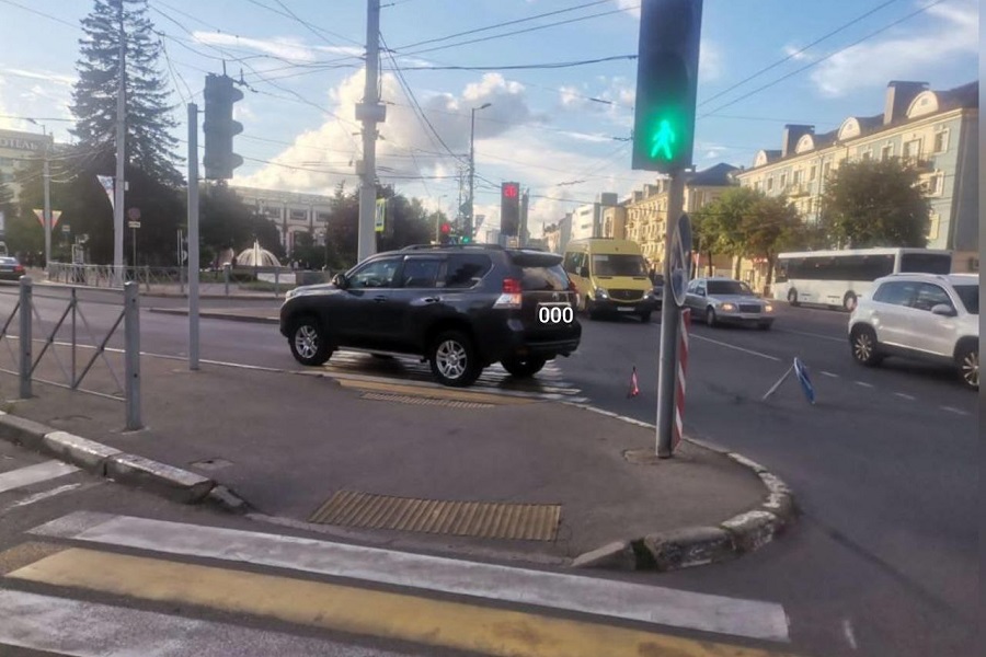 В центре Калининграда «Тойота» сбила пешехода, переходившего дорогу на «зеленый» (фото)