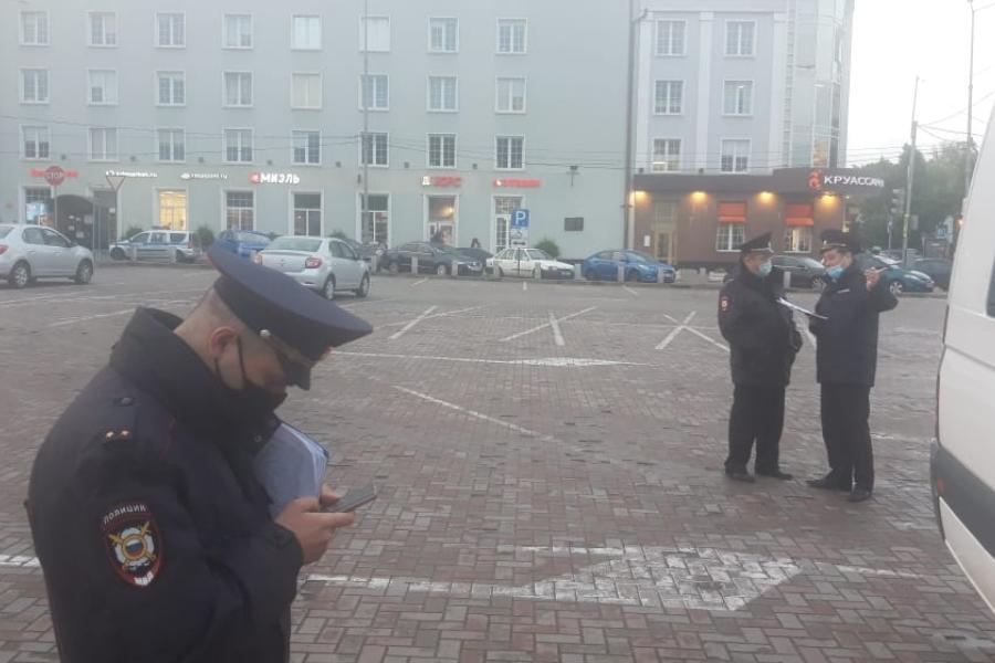 Полиция долгова. Полицейские Калининград. Торговля у мэрии. У здания правительства Калининграда стоит мужчина.