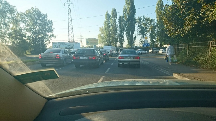 На подъезде к двухъярусному мосту в Калининграде столкнулись две машины (фото)