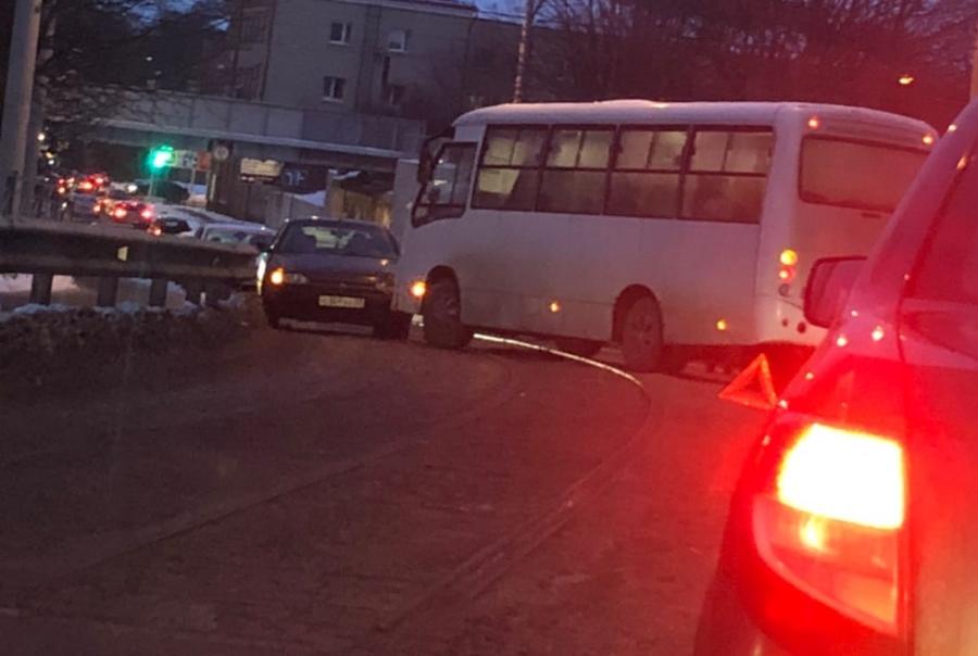 Очевидцы: на Суворова автобус из-за скользких рельсов «впечатал» автомобиль в отбойник (фото)