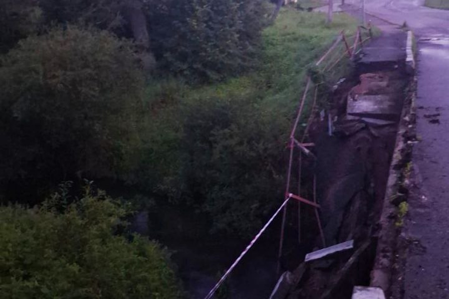 Очевидец: в Калинино Нестеровского округа частично обрушился мост (фото)