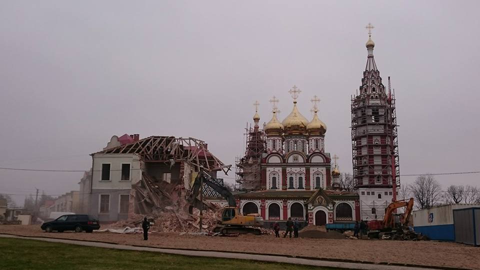 В Гусеве перед приездом патриарха сносят дом, закрывающий вид на новый храм (фото)