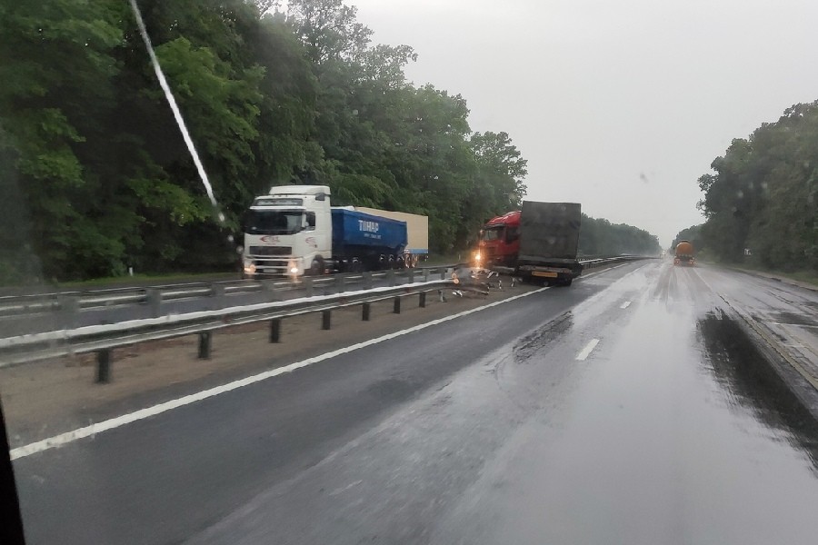 На Черняховской трассе фура пробила отбойник (фото)