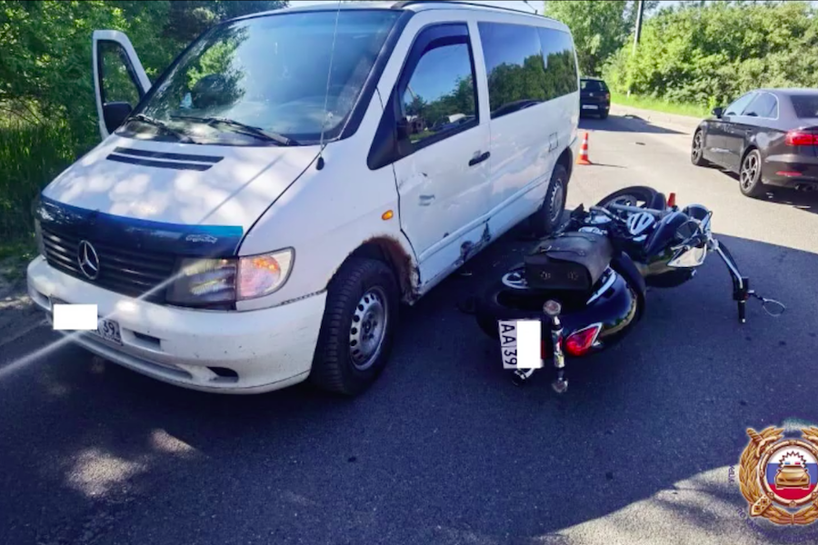 В Светлом ехавший по встречной мотоцикл врезался в микроавтобус (фото)