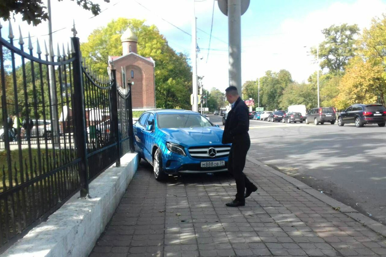 На Румянцева Mercedes выехал на тротуар и врезался в столб (фото)