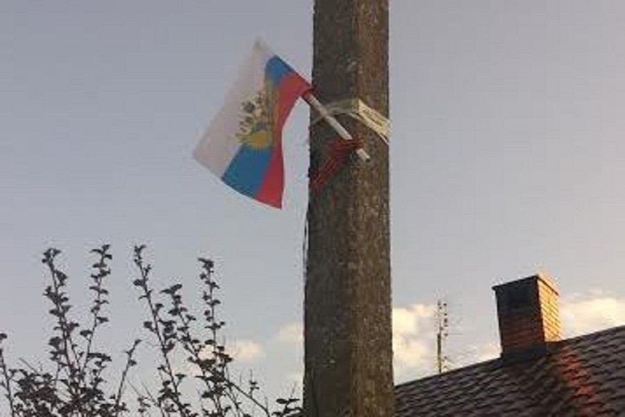 Жители поселка Заливино: власти скотчем примотали флаги РФ к фонарным столбам (фото) 