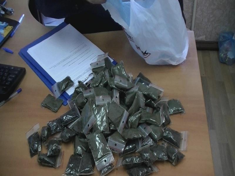 На Центральном рынке Калининграда задержан иностранец, торгующий насваем (фото)