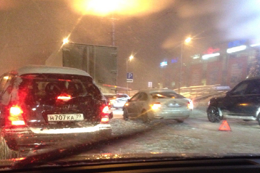 На Московском проспекте столкнулись грузовик и легковушка, образовалась пробка (фото)