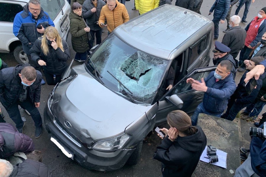 Мужчина на автомобиле въехал в толпу людей в Холмогоровке (фото) (видео)