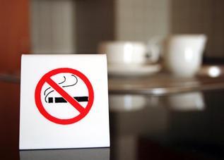 Рестораны терпят убытки из-за запрета на курение