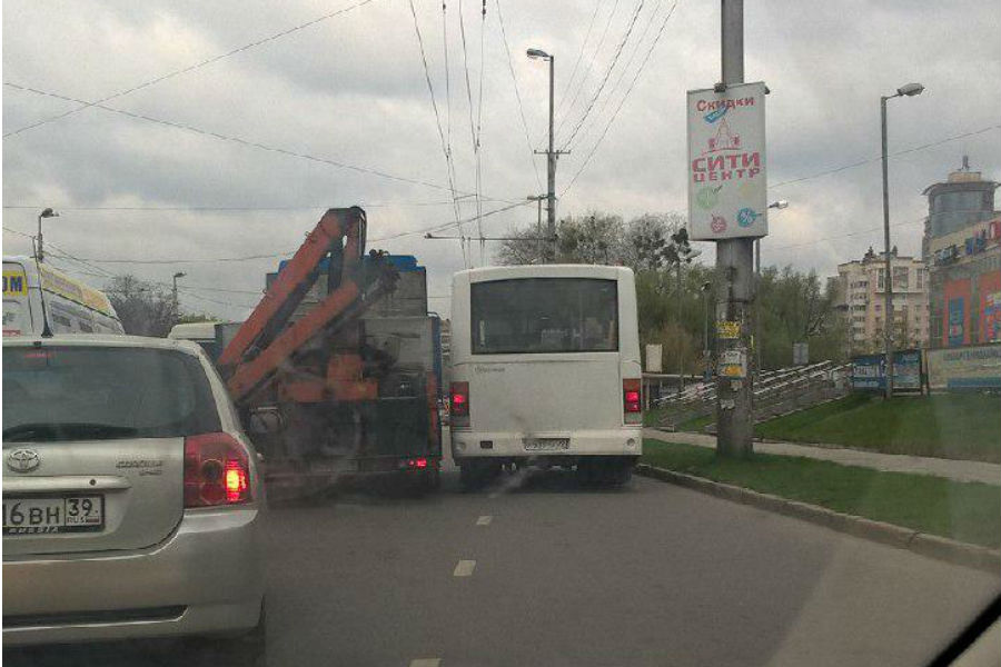 На Московском проспекте столкнулись автобус и кран (фото)