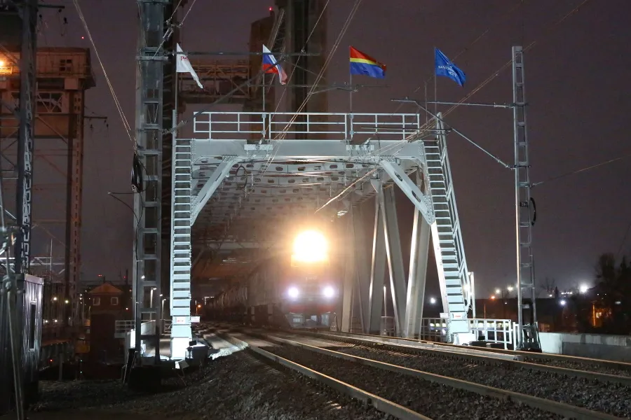 КЖД: пассажирские поезда пойдут по ж/д дублёру двухъярусного моста с субботы