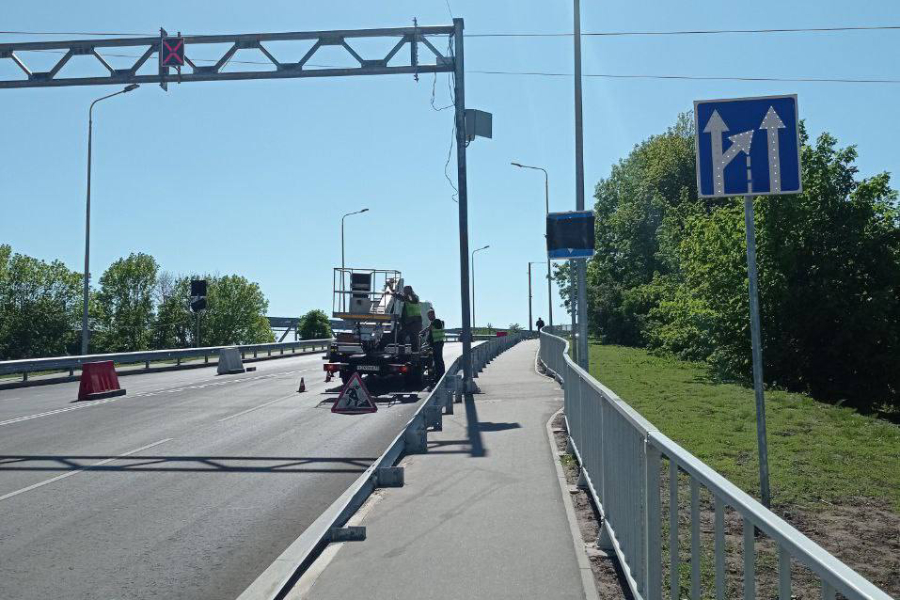 Горвласти протестируют реверсивный светофор перед мостом на Суворова