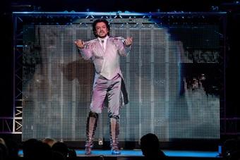 «И тут я, весь в белом»: фоторепортаж с концерта Филиппа Киркорова