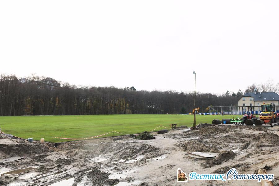 Строители тренировочной базы к ЧМ в Светлогорске закончили обустройство газона (фото)