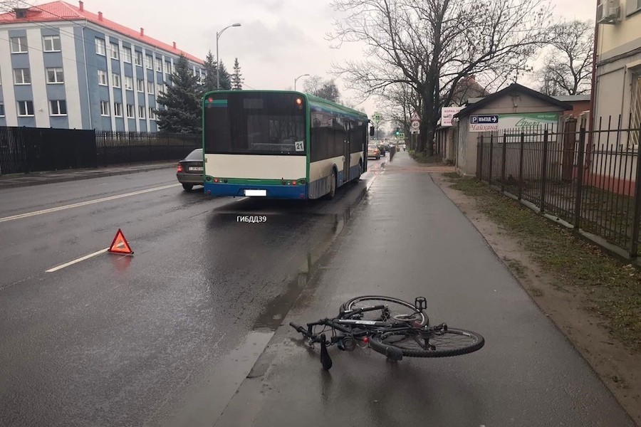 В Калининграде автобус сбил 15-летнего велосипедиста (фото)