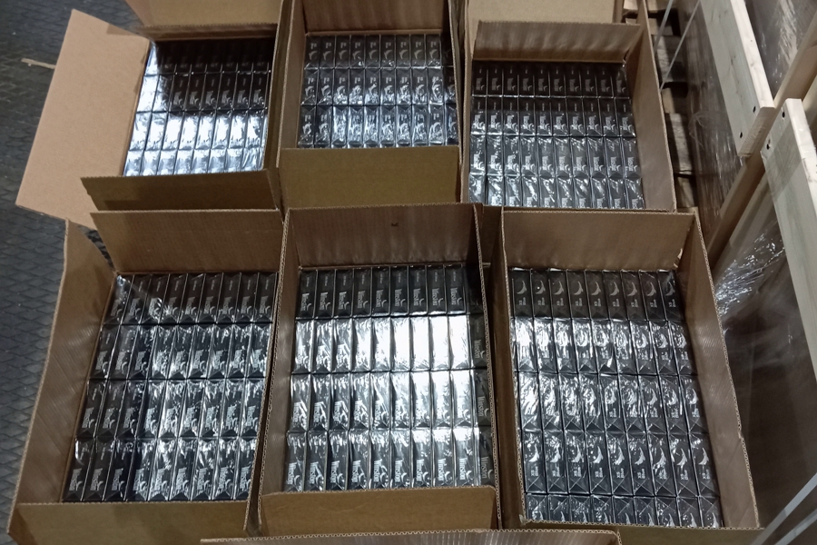 На складе в Храброво нашли нелегальные сигареты на 1 млн рублей (фото)