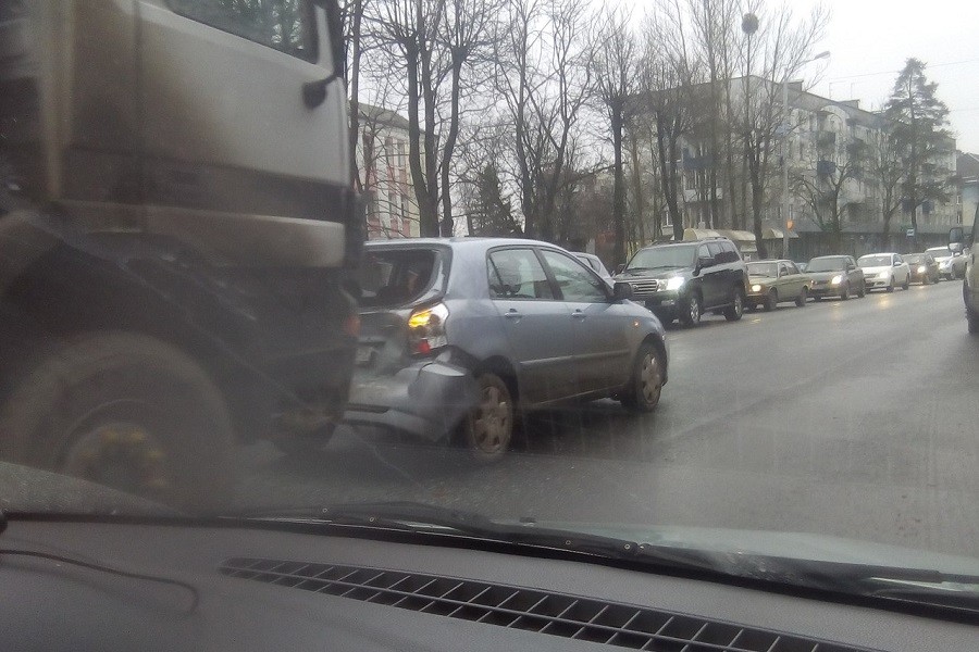 На ул. Невского в Калининграде фура «догнала» легковушку (фото)
