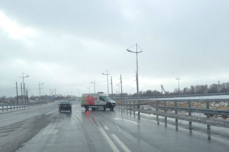Под Зеленоградском микроавтобус влетел в отбойник (фото)