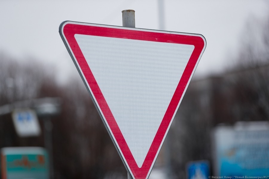 Очевидцы: автомобилисты не замечают нового знака «Уступи дорогу» на ул. Суворова