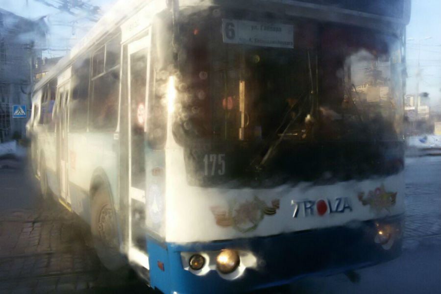 Сломавшийся троллейбус частично перегородил Ленпроспект (фото)