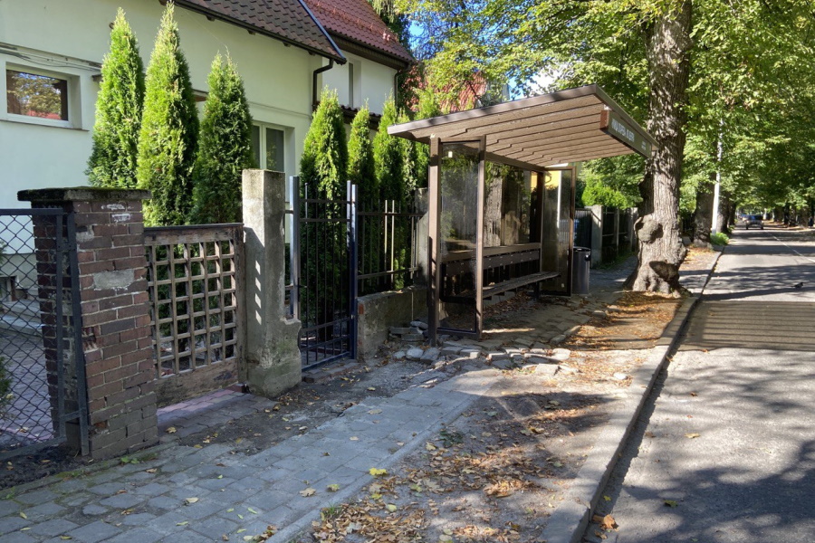 В мэрии объяснили, зачем установили автобусную остановку, перекрывшую тротуар (фото)