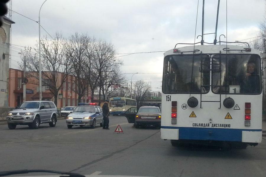 У автовокзала столкнулись две легковушки (фото)