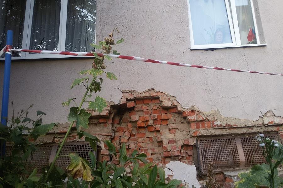 Жильцы дома с разрушающейся стеной переезжают в маневренный фонд