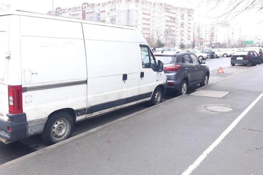 На Сельме «Черри» собрал «паровозик» из припаркованных авто (фото)