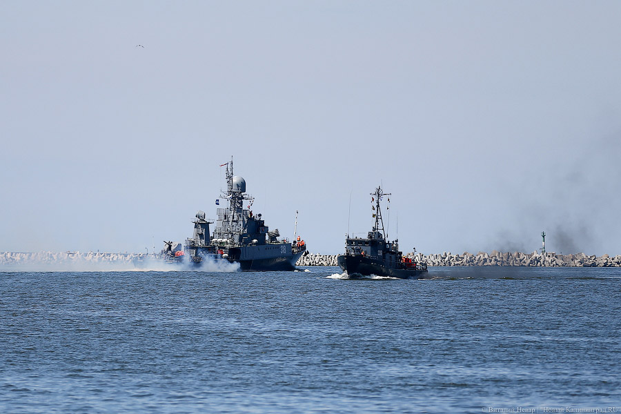 Корабли, самолеты, спецтехника: Балтфлот проводит учения в акватории Балтийского моря