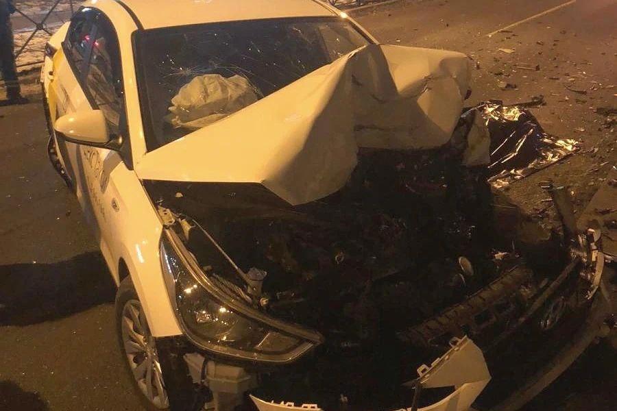 В Калининграде такси врезалось в автобус, таксист погиб (фото)
