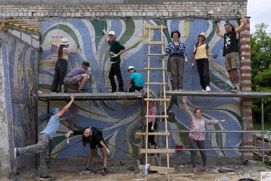 В Заостровье общественники отреставрировали «морскую» советскую мозаику (фото)