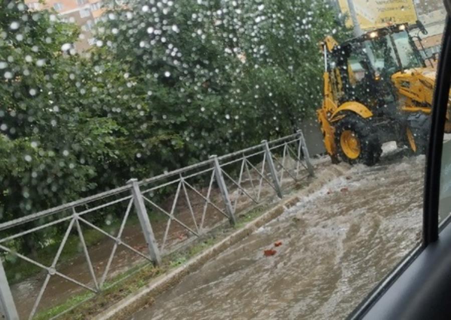 В Калининграде затопило дорогу на улице Гагарина (фото)