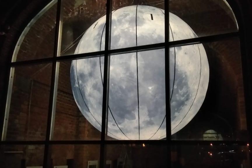 В Калининградском планетарии установили трёхметровую копию Луны (фото)