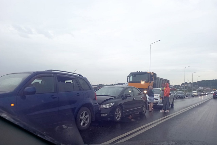 Очевидец: на подъезде к Калининграду образовалась пробка от Холмогоровки из-за ДТП (фото)