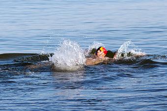 Зеленоградец поздравил женщин с 8 Марта, проплыв больше километра в ледяной воде