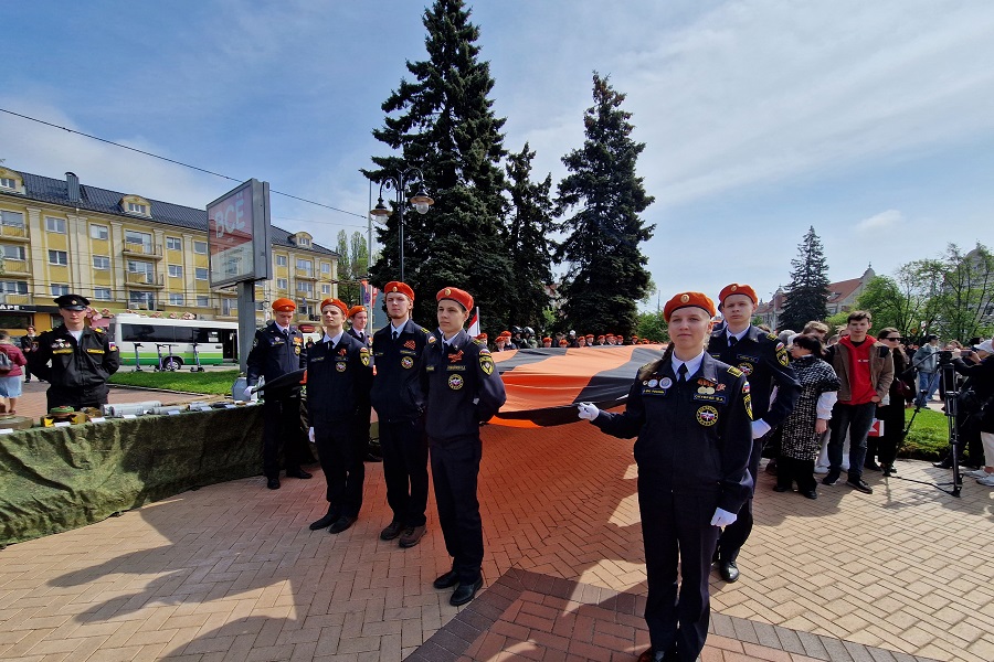 В центре Калининграда развернули 80-метровую георгиевскую ленту в честь юбилея Победы