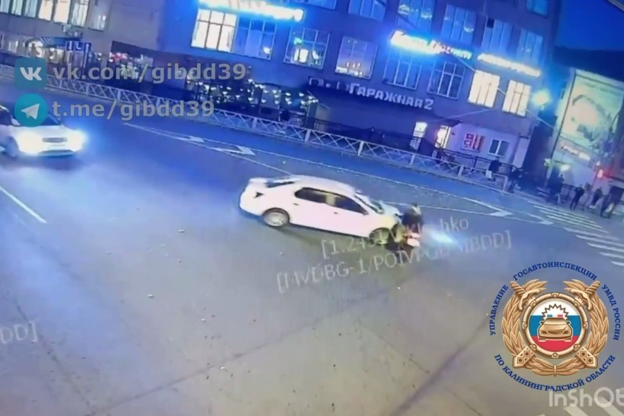 В центре Калининграда в ДТП пострадала 17-летняя пассажирка мотоцикла