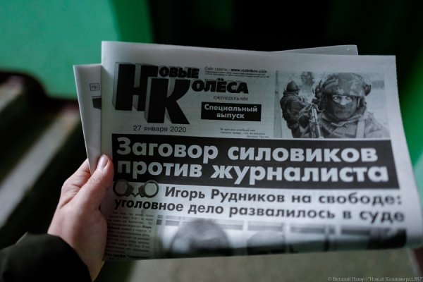 Силовики выломали дверь дома у сотрудника «Новых колес» в ходе обысков по делу о клевете