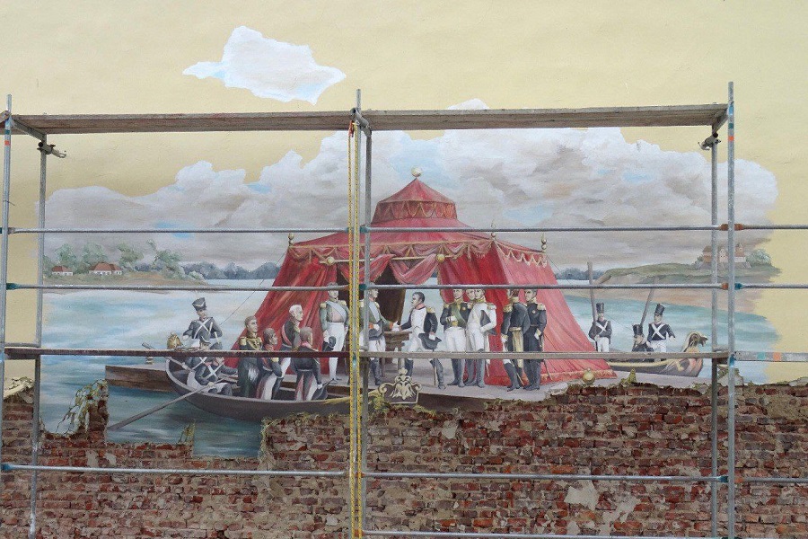 Со стены дома в Советске сбивают мурал на тему Тильзитского мира (фото)