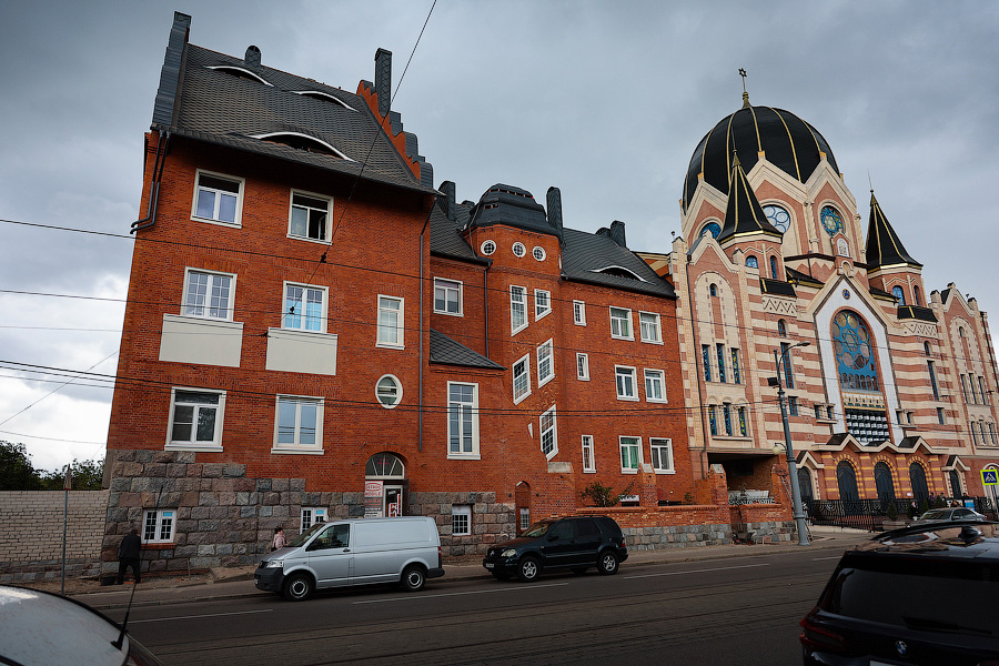 Подъезд в здании бывшего сиротского приюта Кёнигсберга ремонтируют по архивному фото