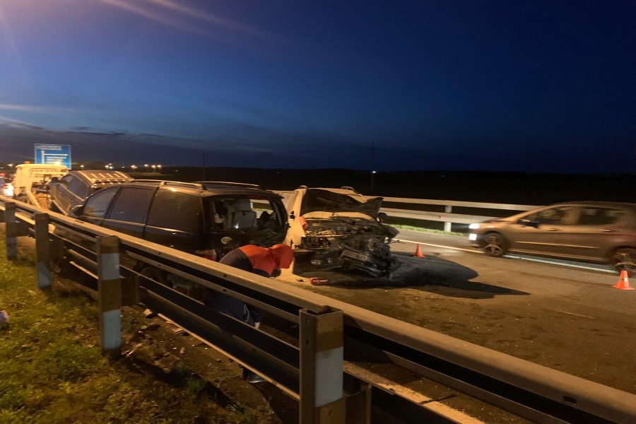 На Приморском кольце произошло сеьезное ДТП с 3 автомобилями, пострадали двое водителей (фото)